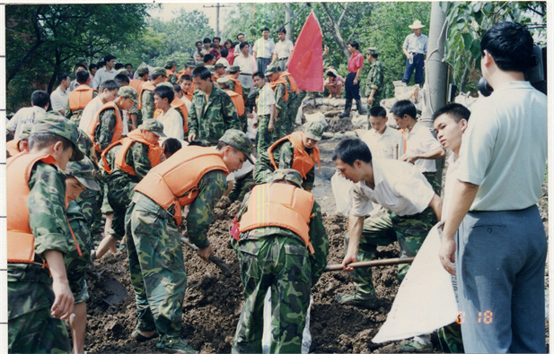 1998年8月15日，太极集团派出41名员工组成抗洪抢险队，赴湖北荆州抗洪抢险。.jpg